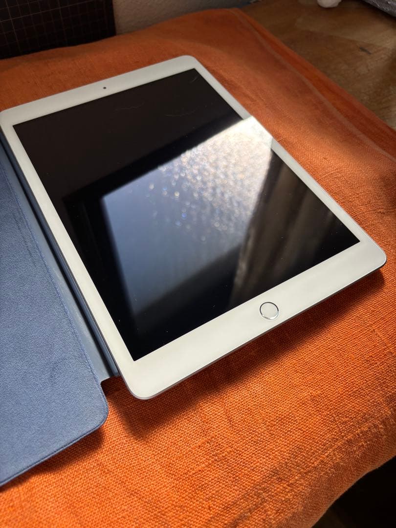 iPad 7世代 シルバー カバー付き