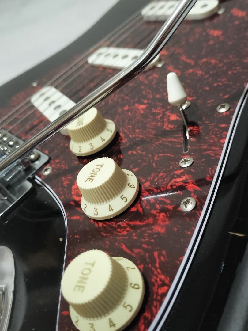 Squier ストラト Affinity 黒 べっ甲柄PG ケースオマケ多数付き