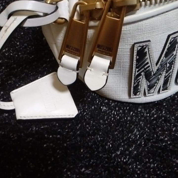値下げ　moschino 　モスキーノ　ボディバッグ　ホワイト