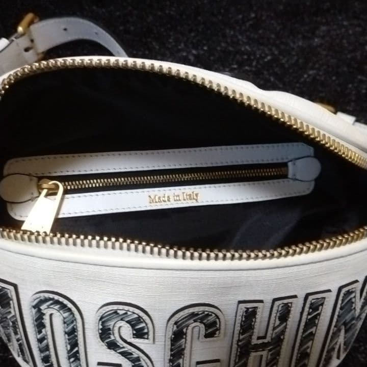 値下げ　moschino 　モスキーノ　ボディバッグ　ホワイト