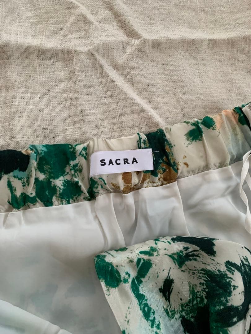 SACRA BLURRED FLORA スカート 緑と白