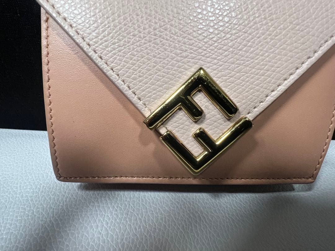 Fendi ベージュ フラップ財布