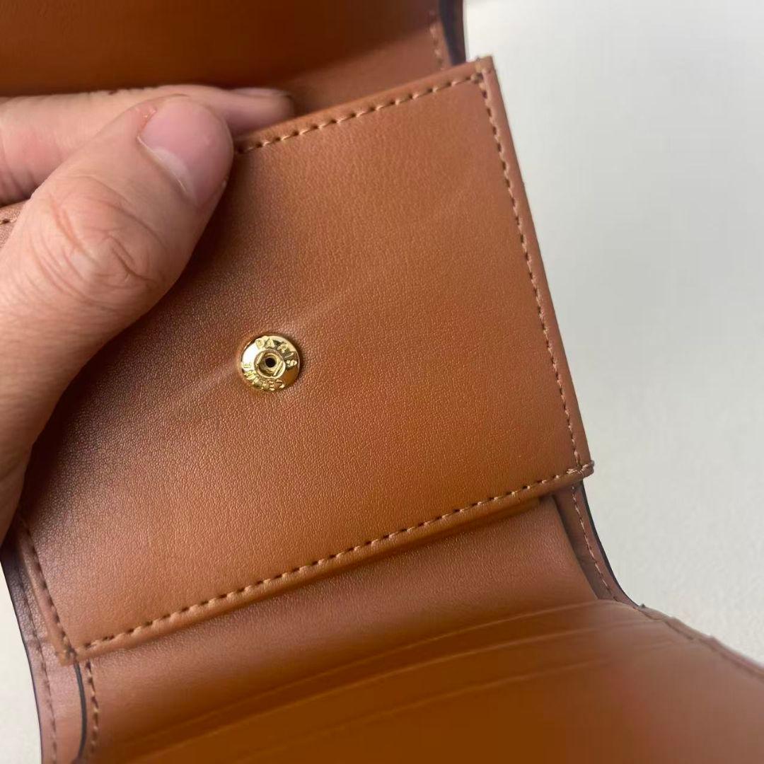 CELINE（セリーヌ） ブラウン レザー 三つ折り財布 カードポケット付き