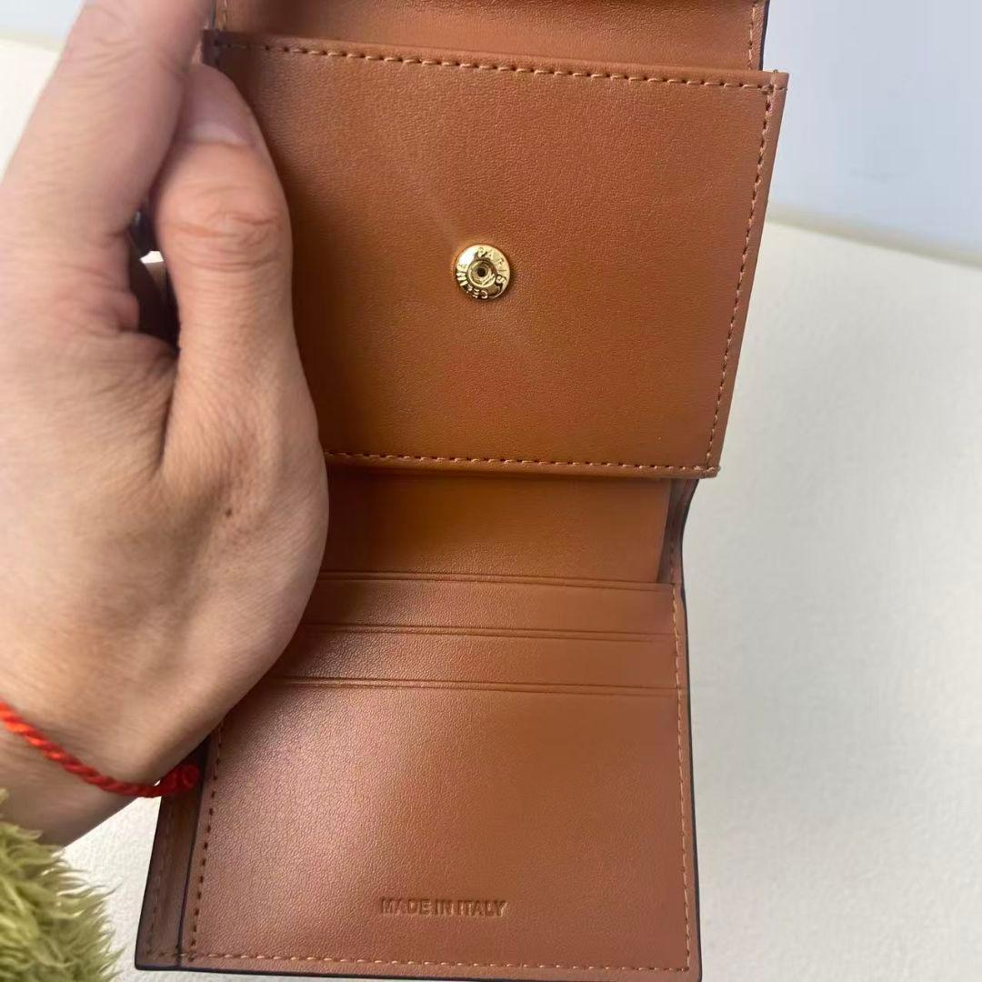 CELINE（セリーヌ） ブラウン レザー 三つ折り財布 カードポケット付き