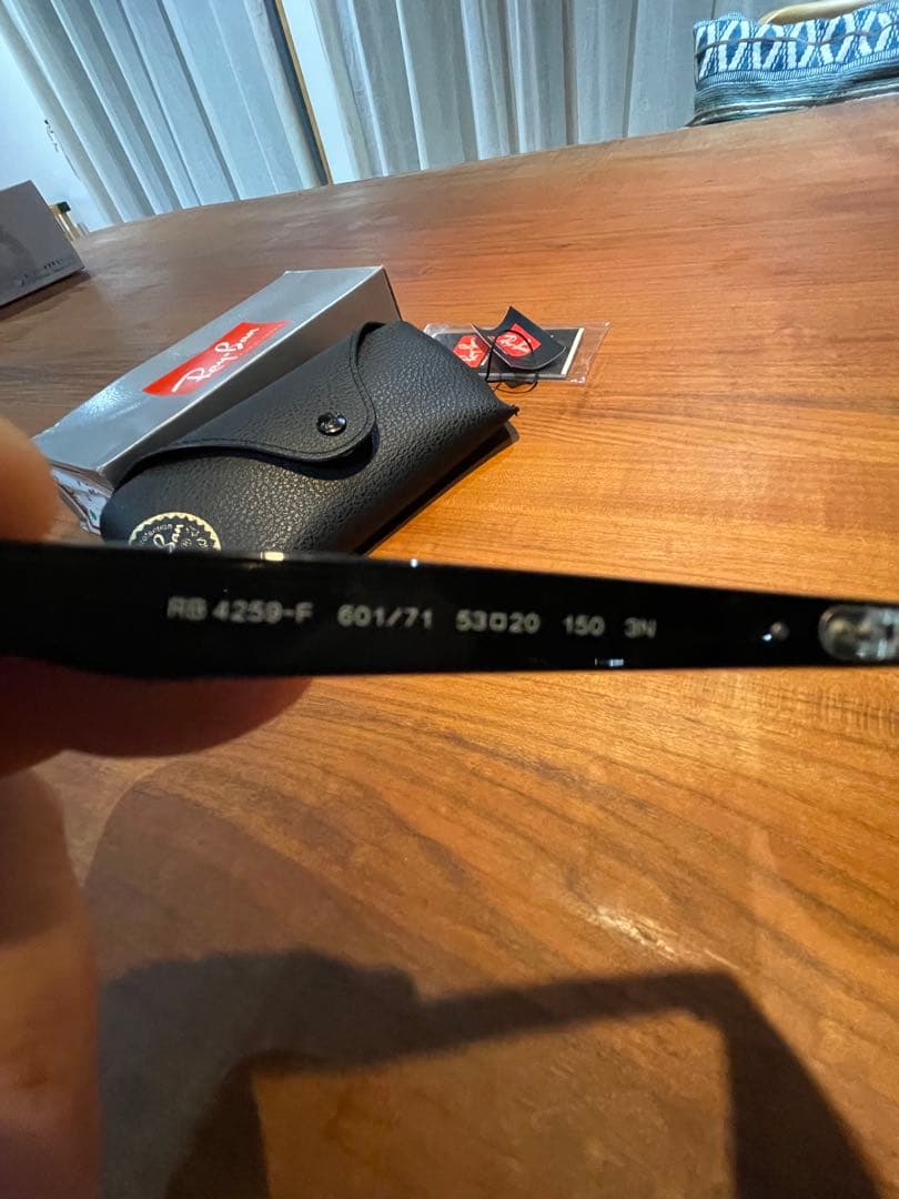 Ray-Ban ブラックオーバルサングラスRB 4259-F