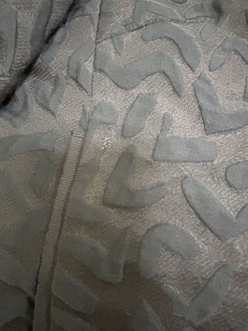 ルイヴィトン Louis Vuitton 黒　ロゴジャケット