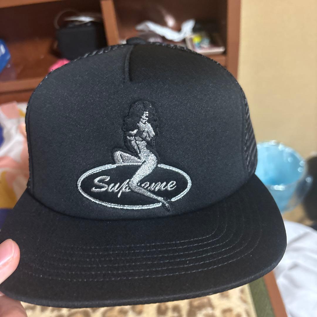 Supreme メッシュキャップ 黒色 女性シルエット