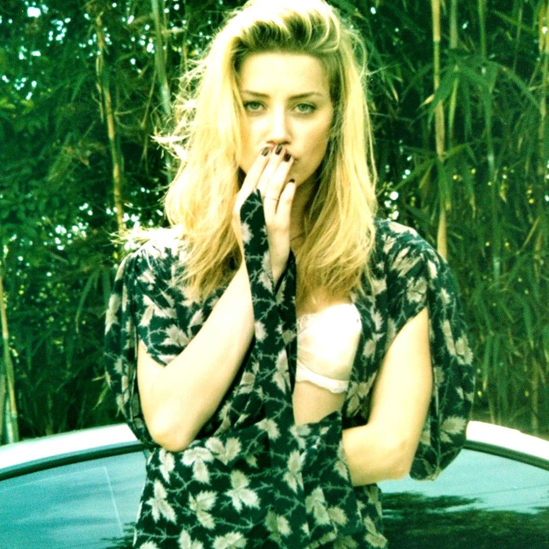 アンバー・ハード直筆サイン入り2Lサイズ写真… Amber Heard…
