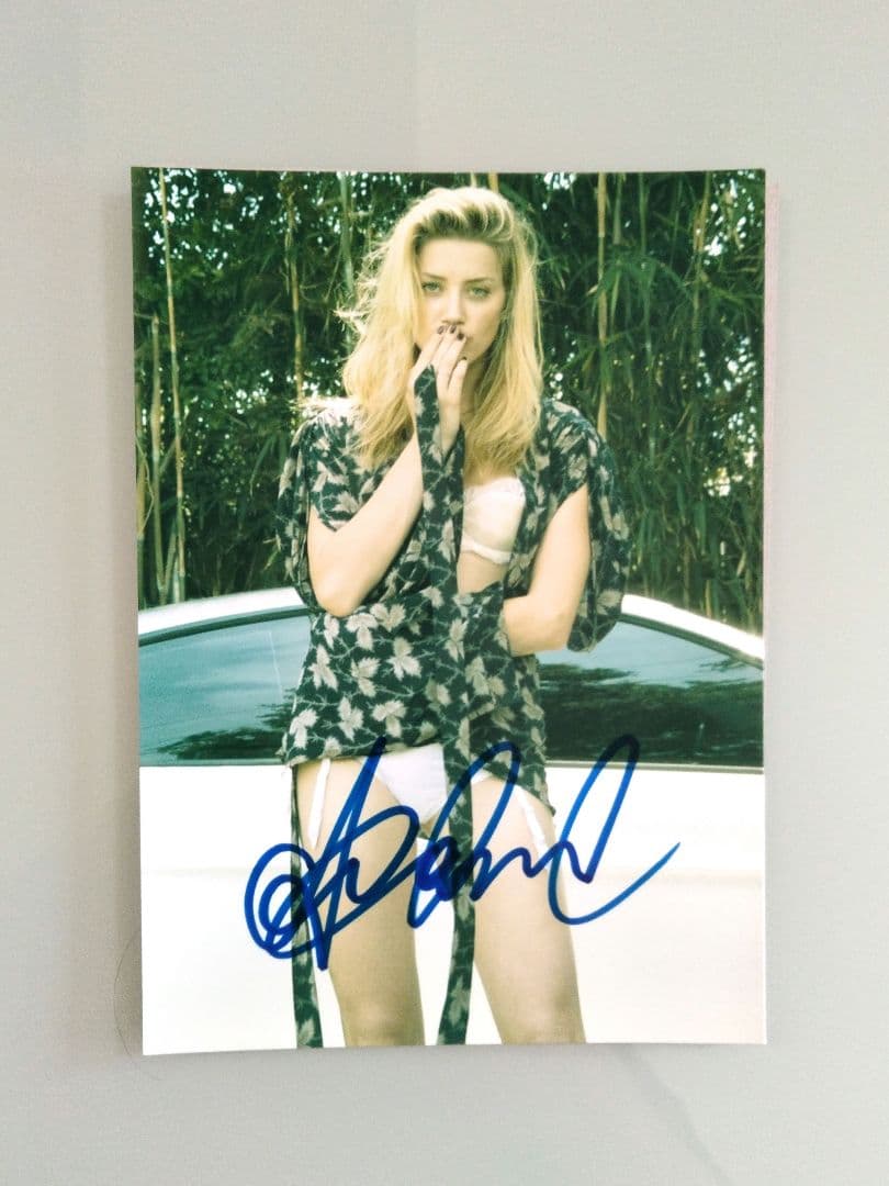 アンバー・ハード直筆サイン入り2Lサイズ写真… Amber Heard…