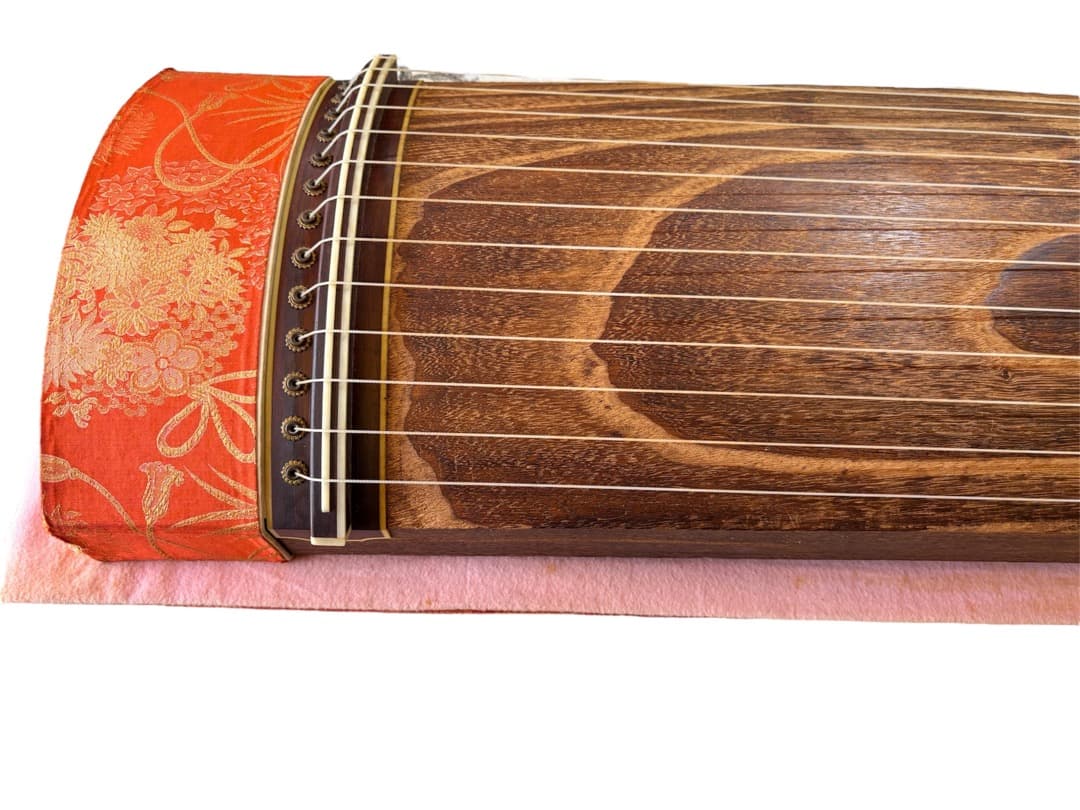 琴　お琴　箏　すだれ彫り　和楽器　13弦　花柄装飾　半上角　柱つき