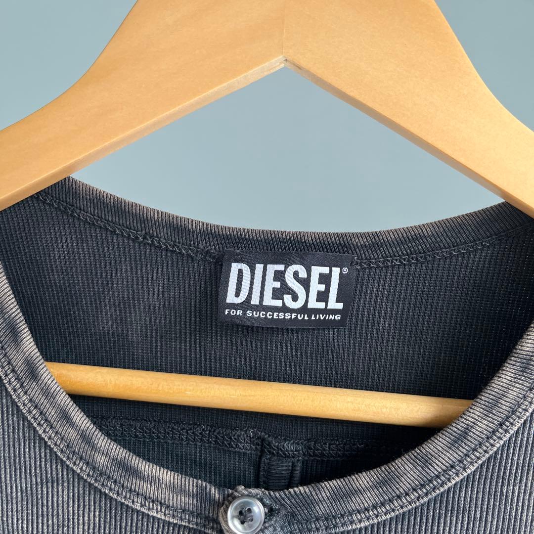 DIESEL ダークグレー ボタン付きTシャツ　T-HOLDY ベルト付き