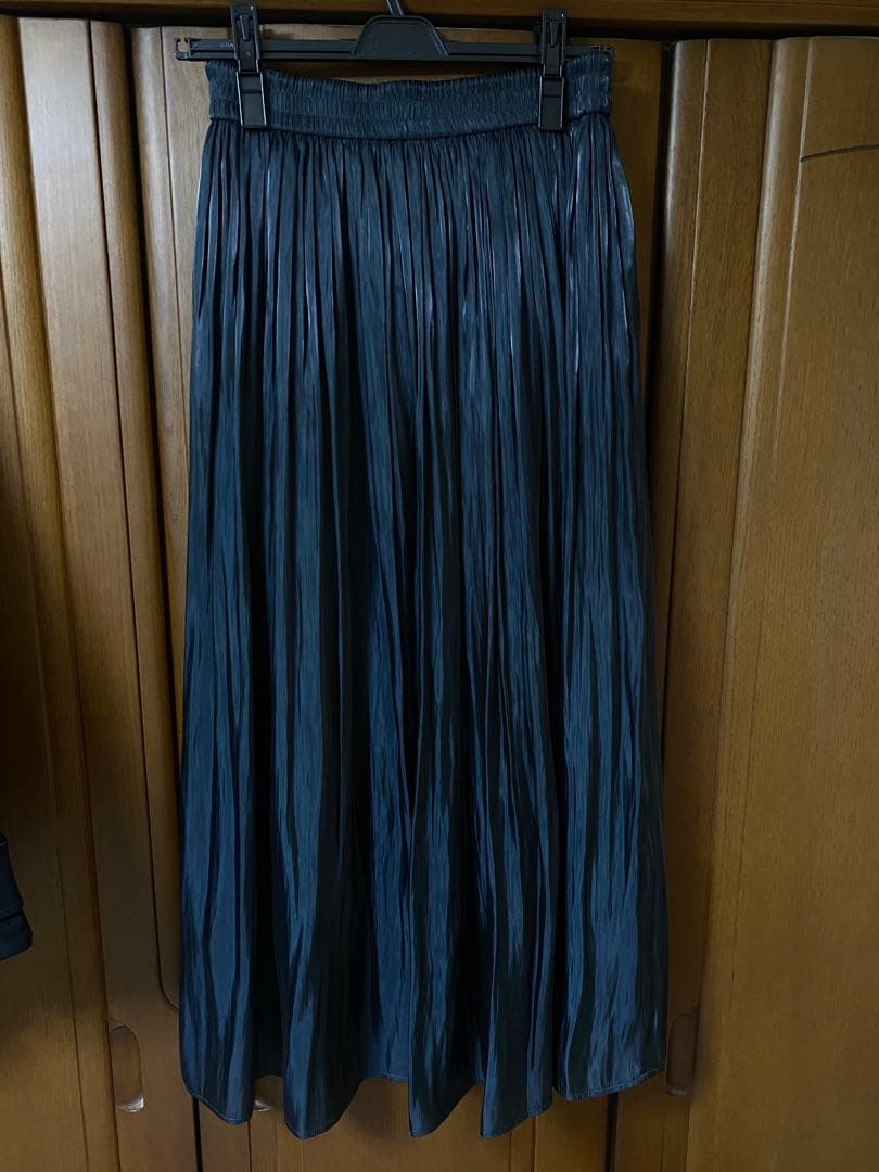 今期新品　プラステ　メタリックサテンプリーツスカート　M