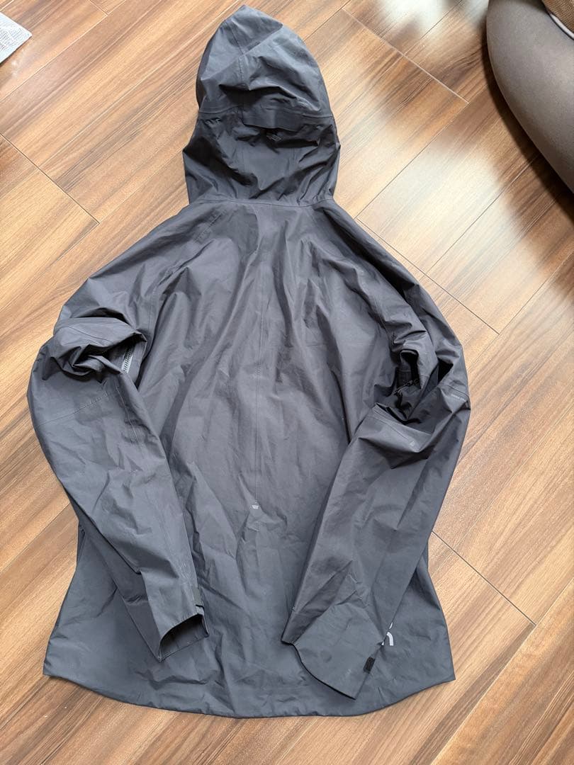 On Storm Jacket Mサイズ