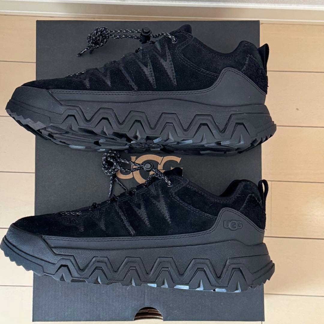 一回使用★UGG スニーカー　25.0 CAPTRAIL LOW ブラック　箱付