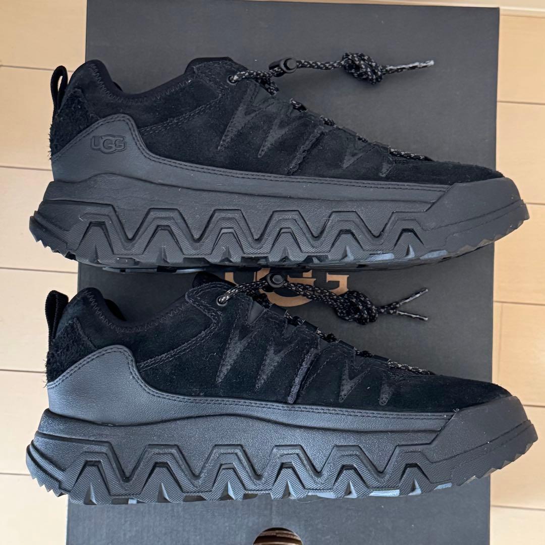 一回使用★UGG スニーカー　25.0 CAPTRAIL LOW ブラック　箱付
