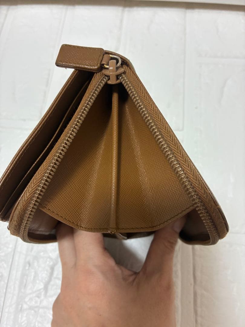PRADA ブラウン 二つ折り財布　サフィアーノ　三角ロゴ