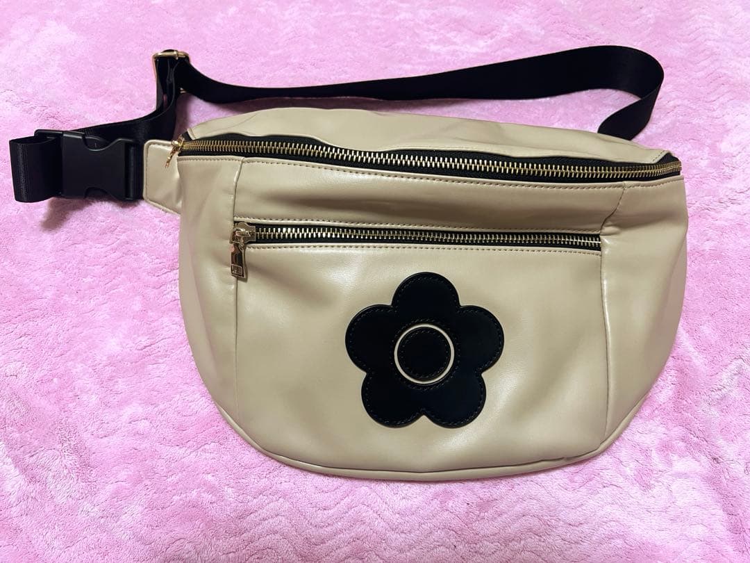 MARY QUANT デイジーパッチボディバッグ