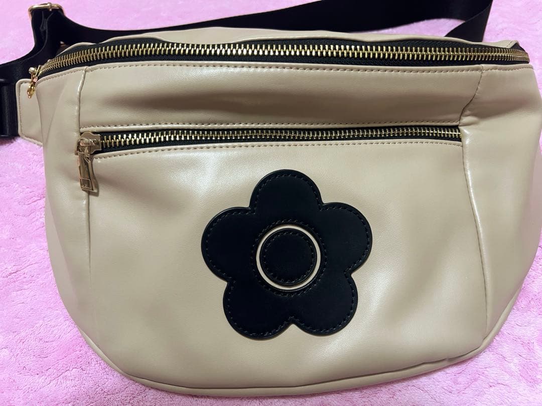 MARY QUANT デイジーパッチボディバッグ