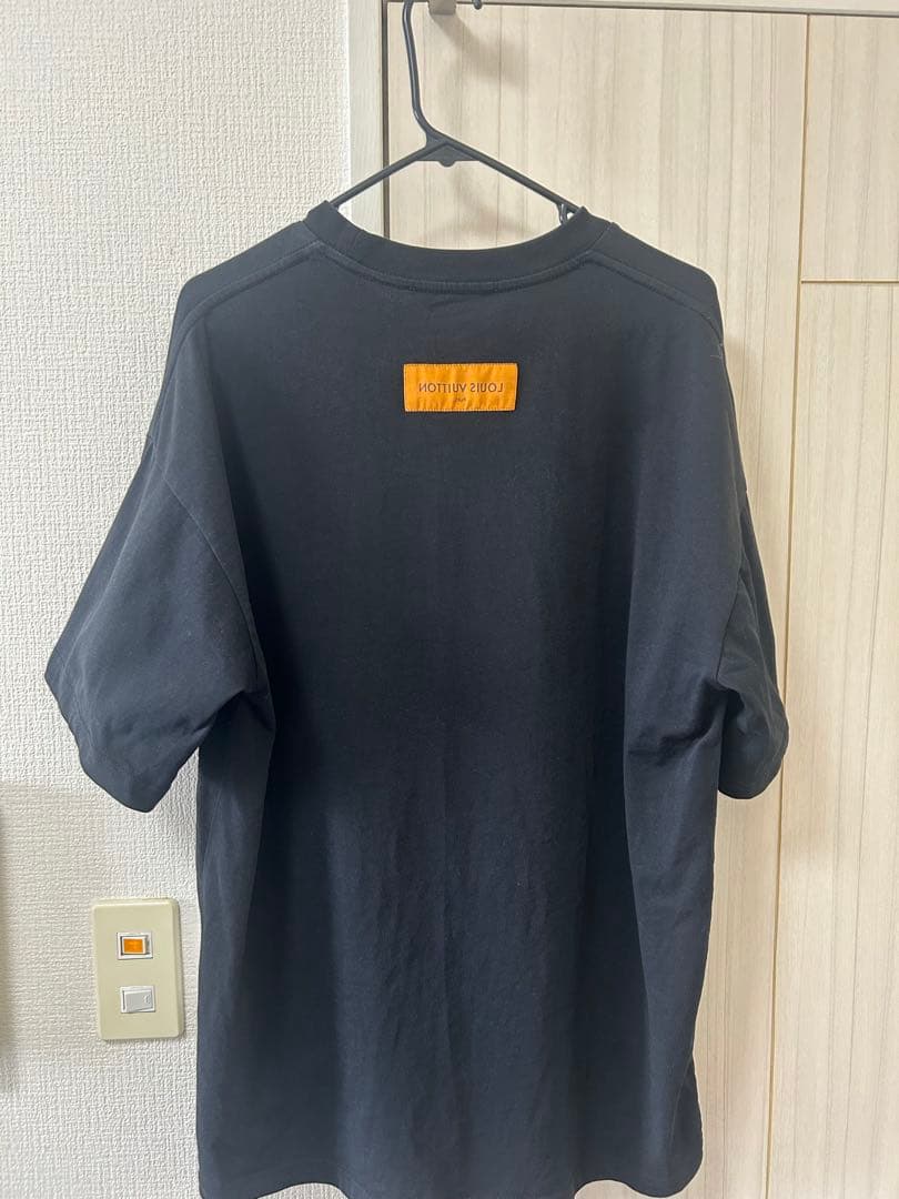ルイヴィトン louis vuittonエンボスロゴTシャツ 黒