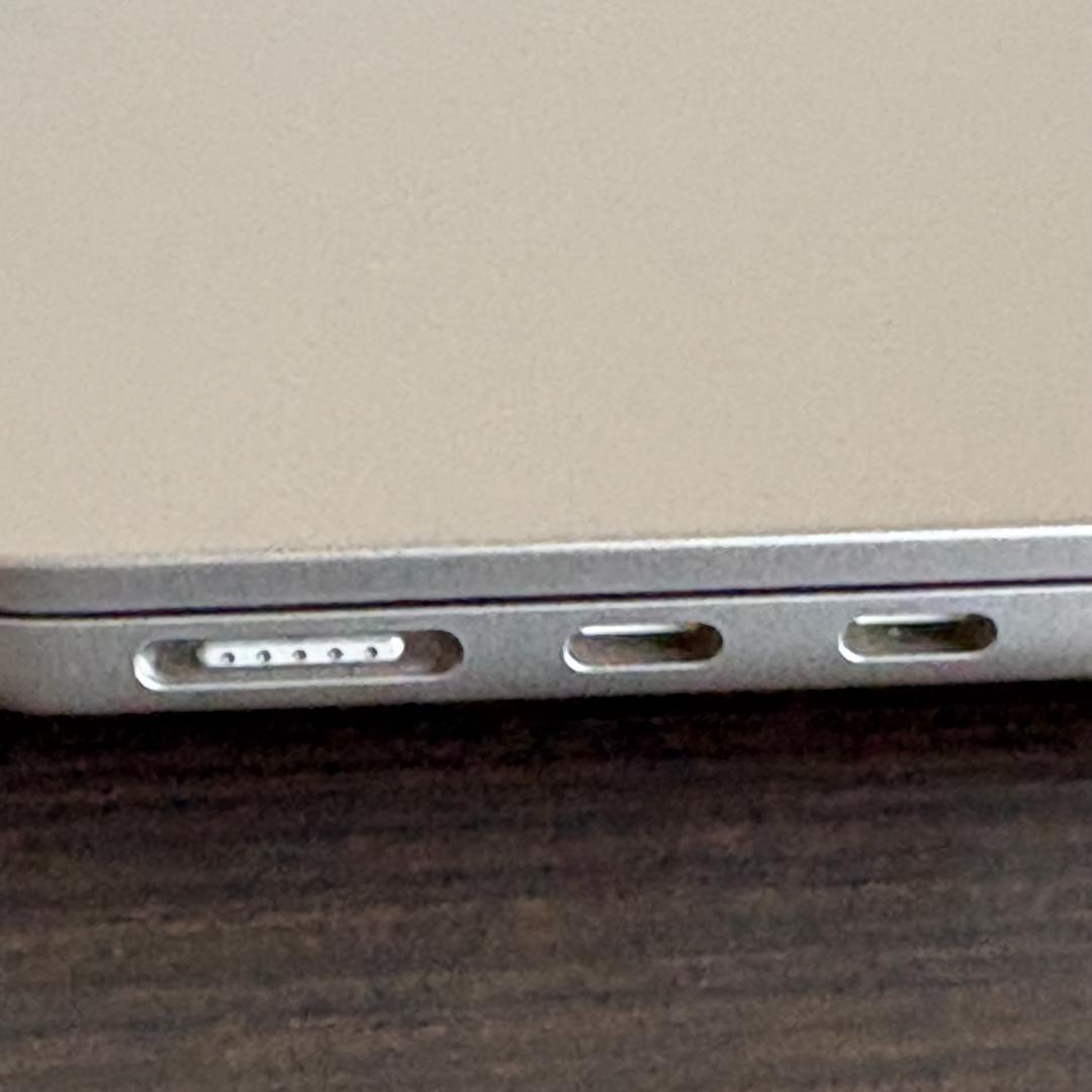 【画面に線多数】　MacBook Air 2022年 M2 13インチ