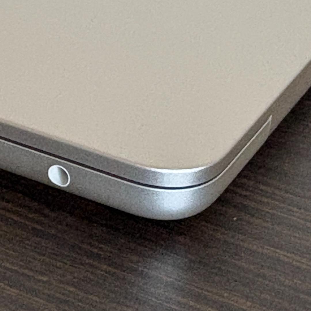 【画面に線多数】　MacBook Air 2022年 M2 13インチ