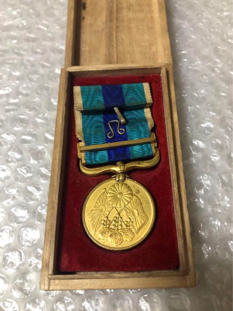 箱付き アンティーク 骨董品 戦時中 メダル 勲章 日本軍 大日本帝国