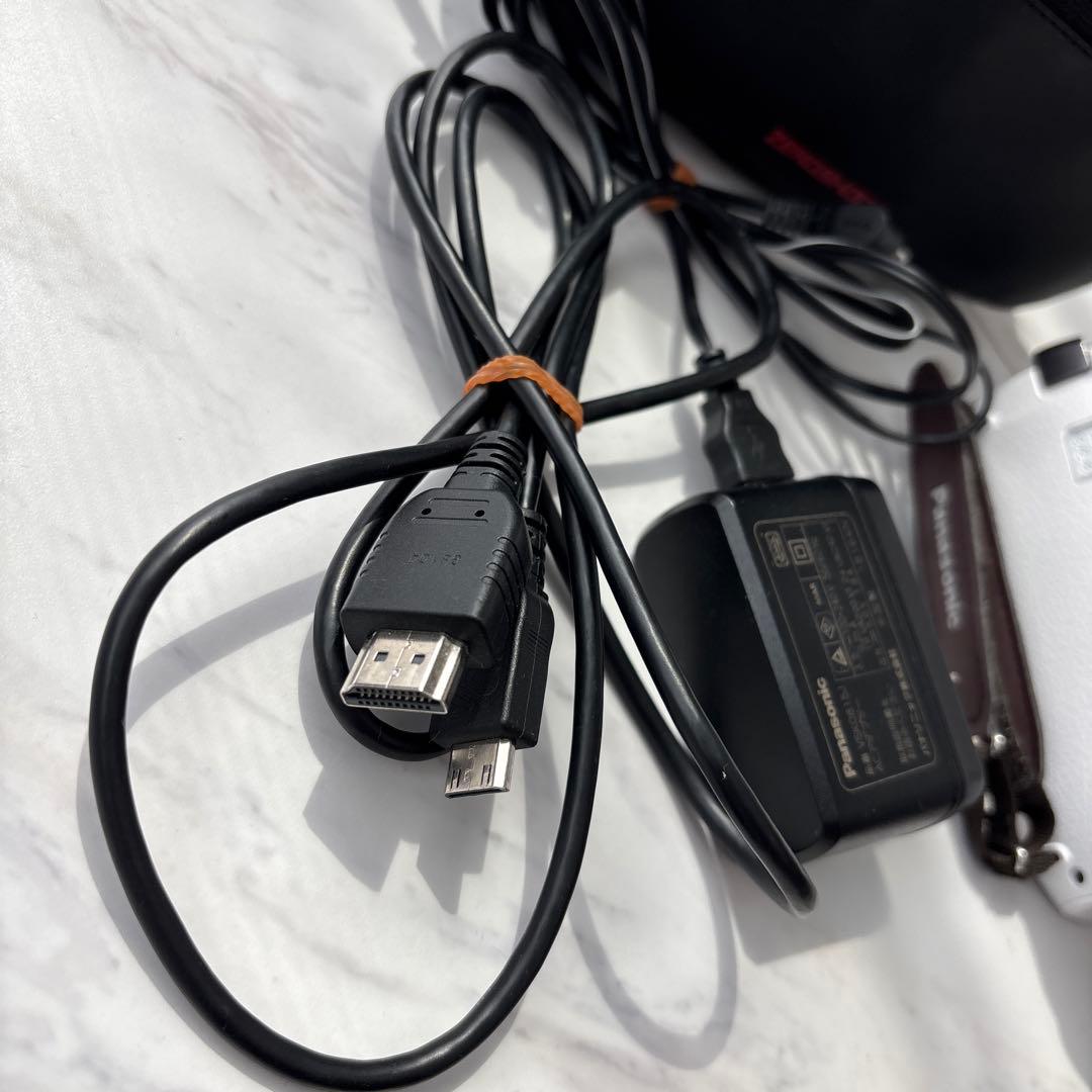 Panasonic ビデオカメラ　ホワイト　本体 充電器　HDMI ケース