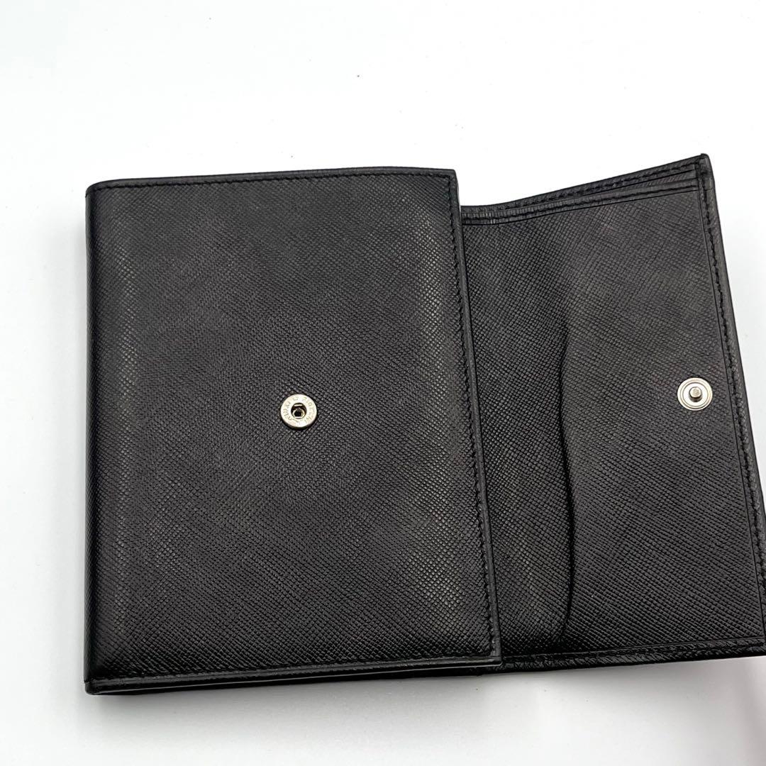 美品✨PRADA 三つ折り財布 黒　サフィアーノレザー　三角　トライアングル