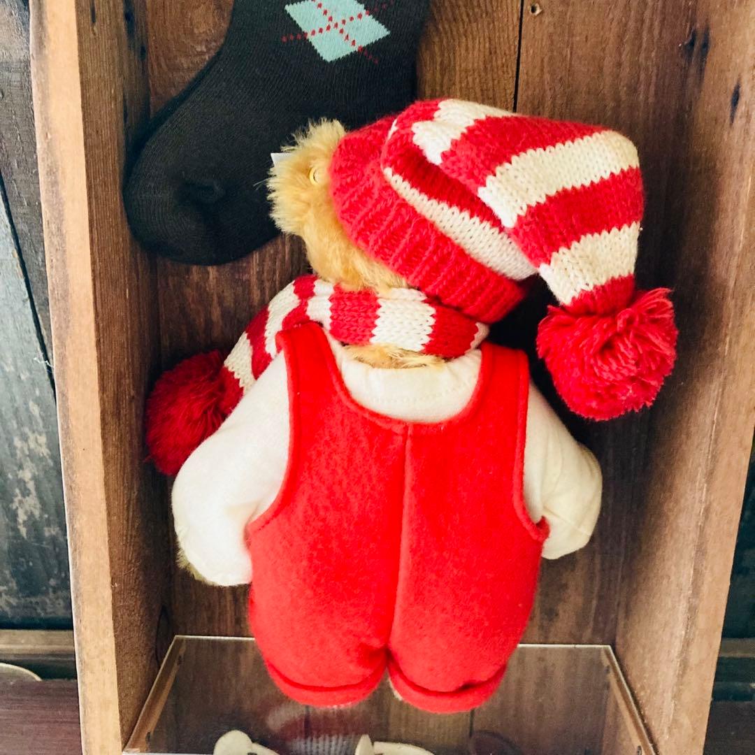 シュタイフ（Steiff）社製のテディベア。Little Santa 2004製