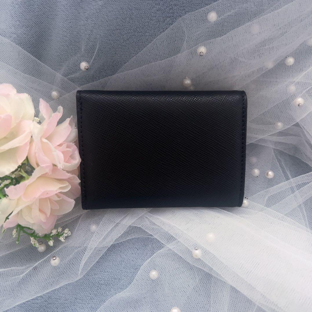 VivienneWestwood黒の三つ折り財布 金色ロゴ付き