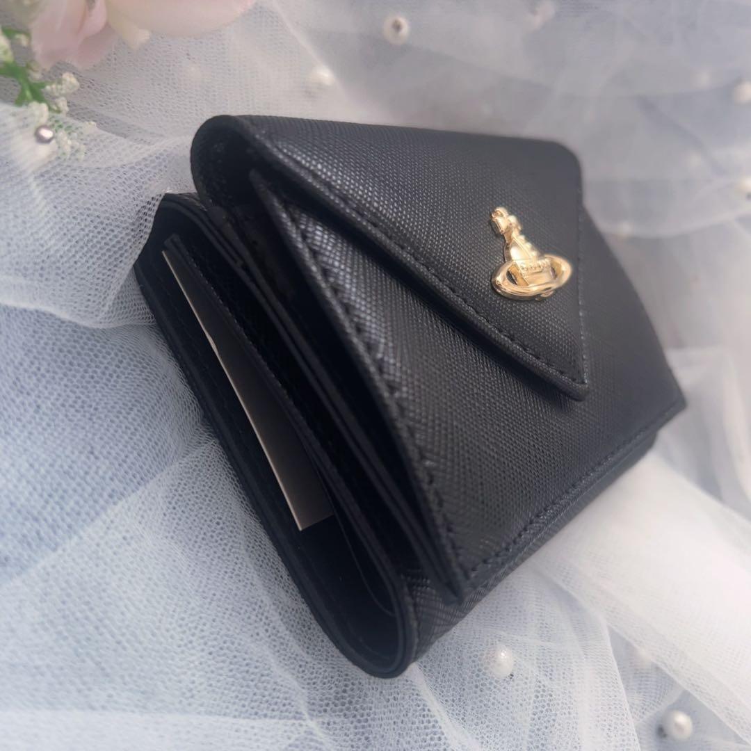 VivienneWestwood黒の三つ折り財布 金色ロゴ付き