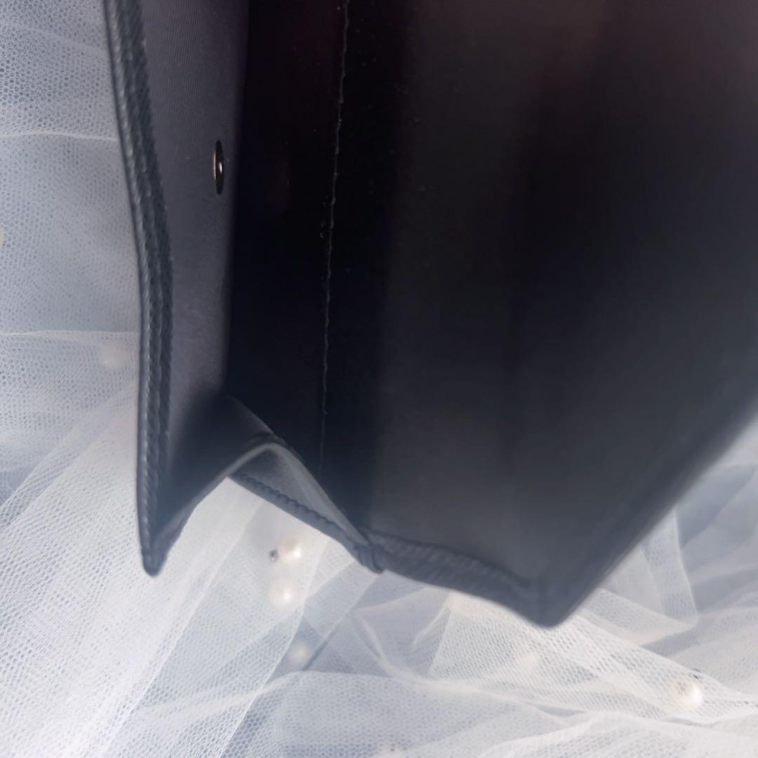 VivienneWestwood黒の三つ折り財布 金色ロゴ付き