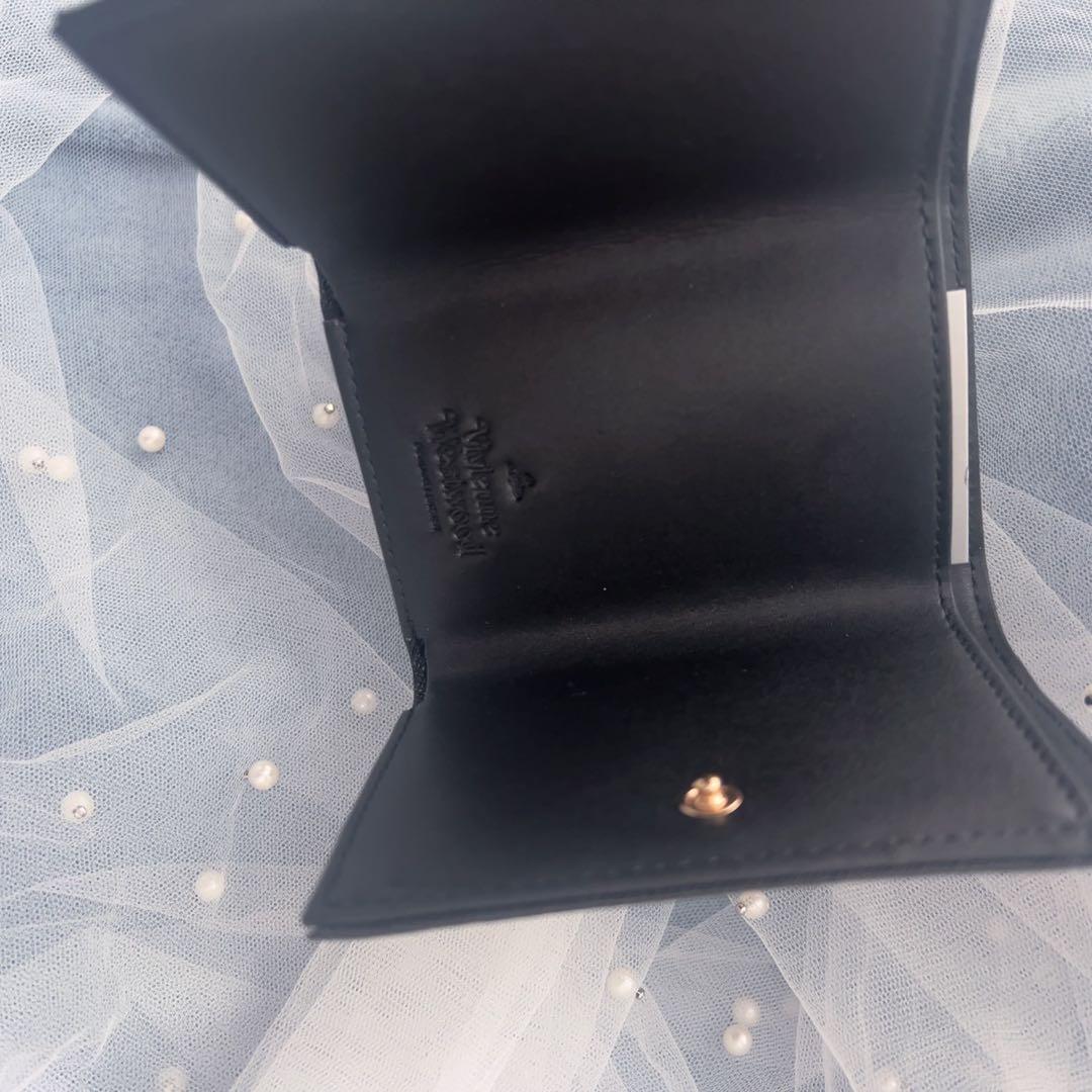 VivienneWestwood黒の三つ折り財布 金色ロゴ付き