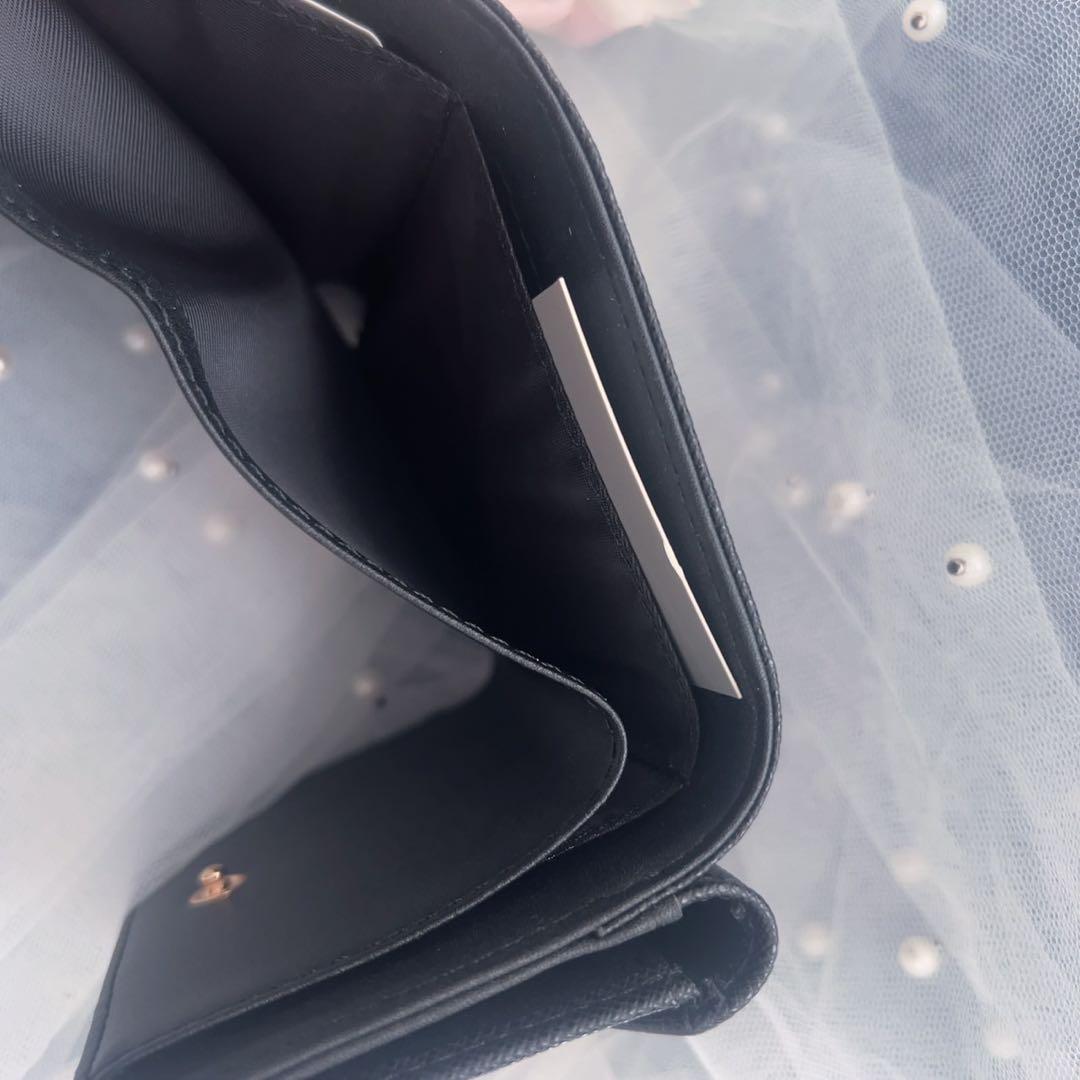 VivienneWestwood黒の三つ折り財布 金色ロゴ付き