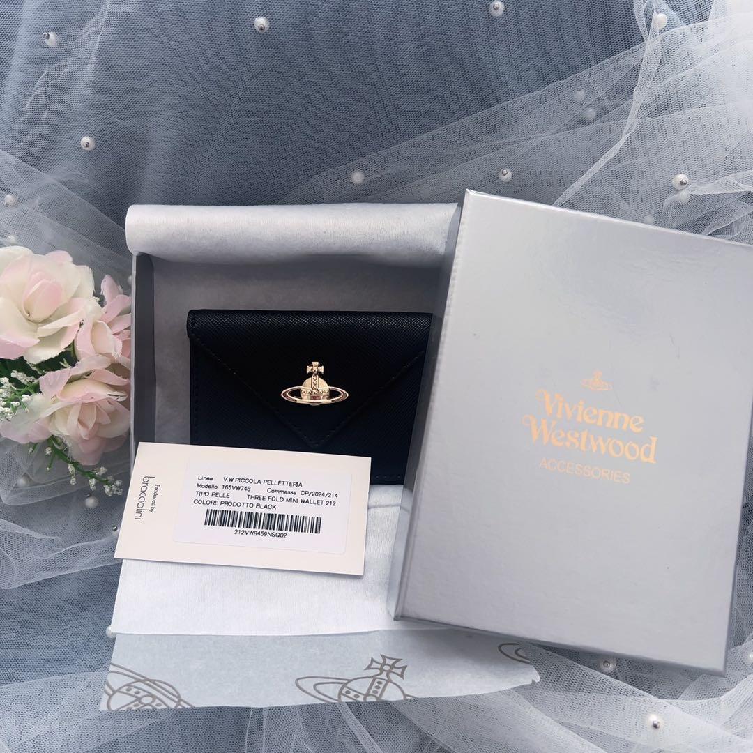 VivienneWestwood黒の三つ折り財布 金色ロゴ付き
