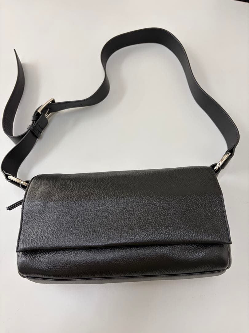 BEARDSLEY レザーショルダーバッグ ブラック