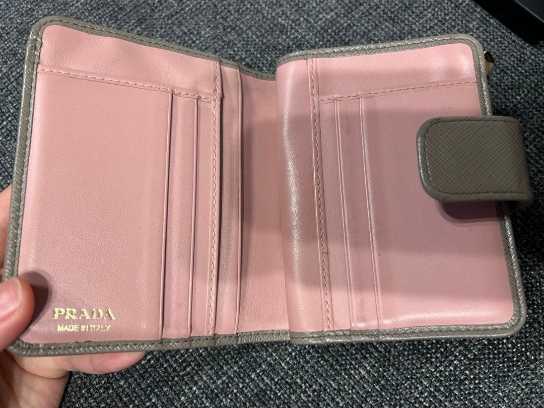PRADA リボン付き二つ折り財布 グレー