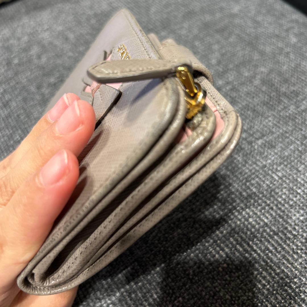 PRADA リボン付き二つ折り財布 グレー