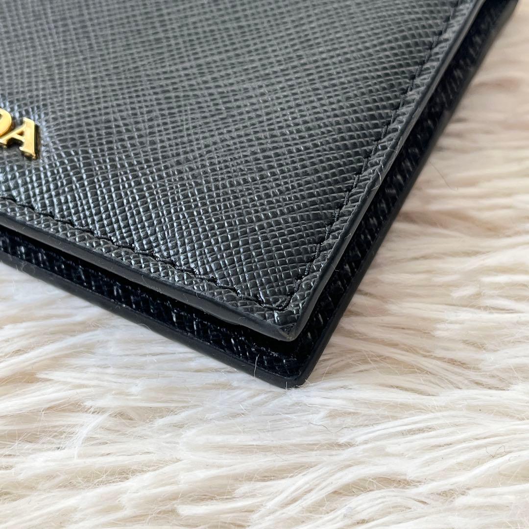 美品✨PRADA プラダ　二つ折り財布　サフィアーノ　ブラック　1mv204