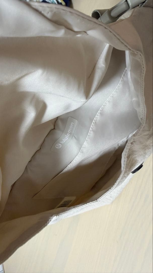 Lululemon ホワイト カーブクロスボディバッグ3L