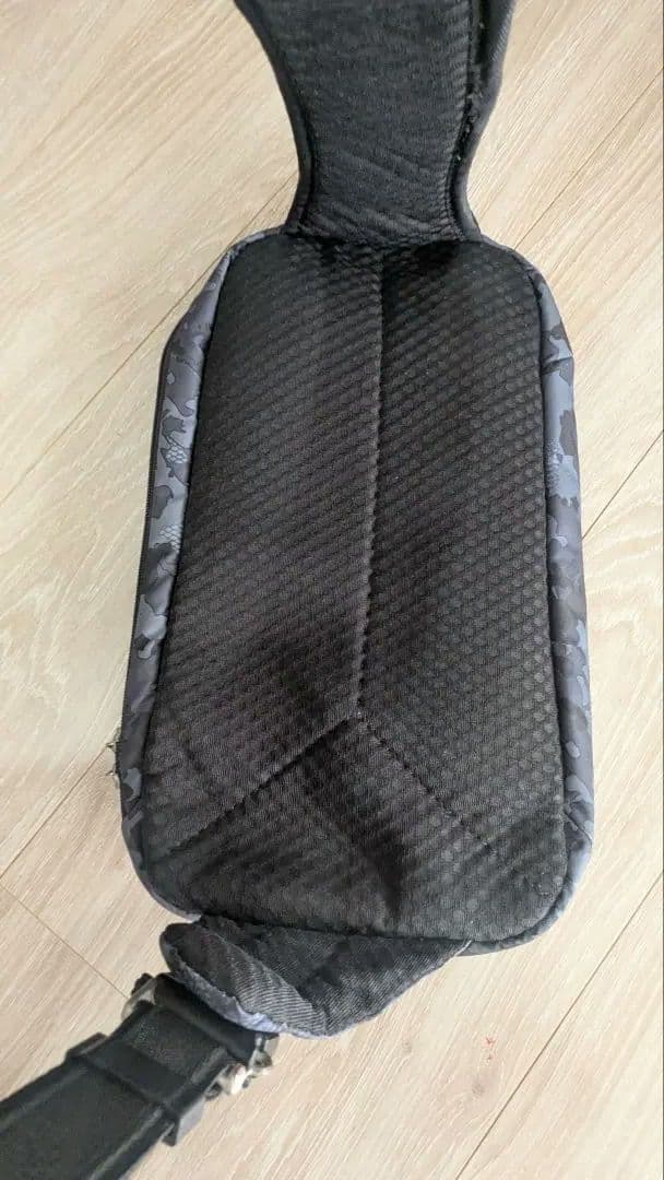希! Pacsafe Vibe150 スリングバッグ 防犯 カモ柄