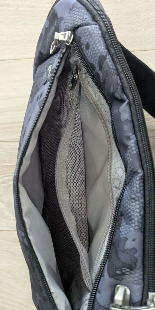 希! Pacsafe Vibe150 スリングバッグ 防犯 カモ柄
