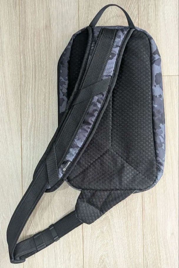 希! Pacsafe Vibe150 スリングバッグ 防犯 カモ柄