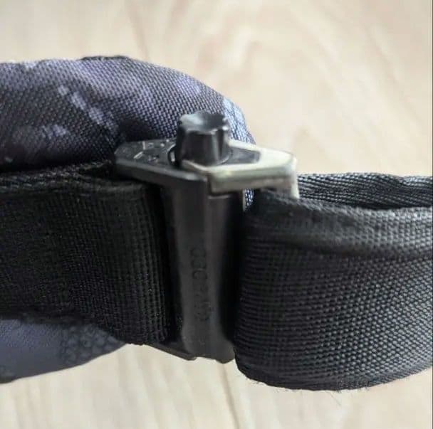 希! Pacsafe Vibe150 スリングバッグ 防犯 カモ柄