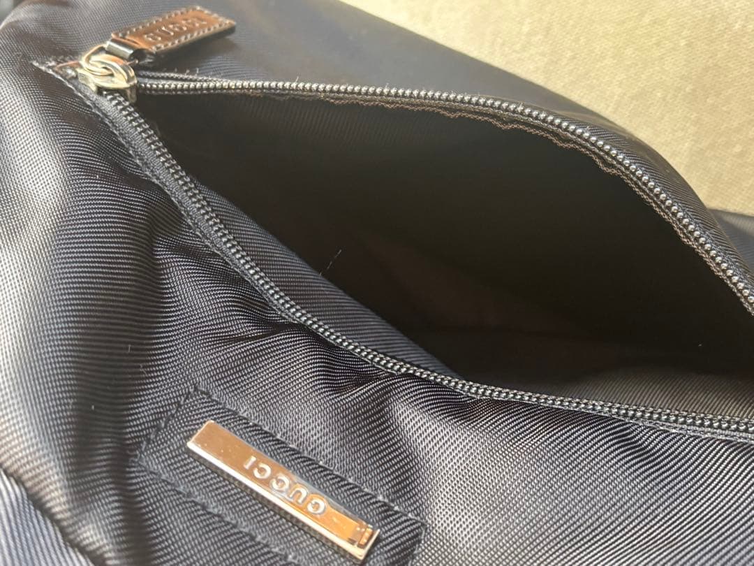 【美品】グッチ ナイロンボストンバッグ ロゴ金具 肩掛け可 大容量 イタリア製