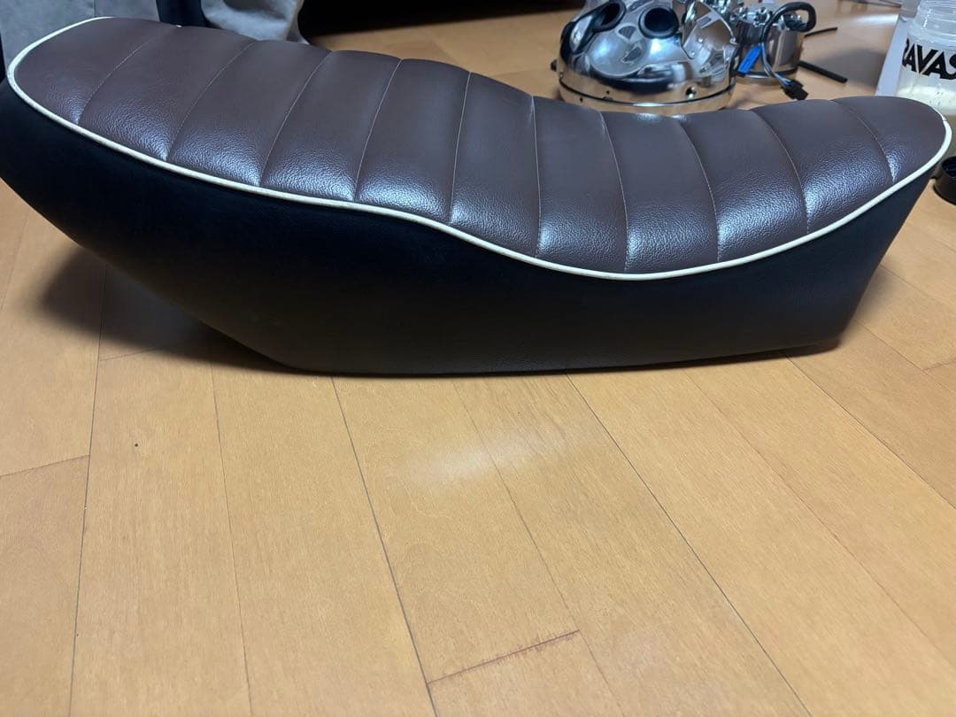 SR400 FI用 カスタムシート ブラウン タックロール（純正3HTベース）