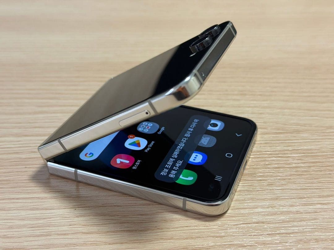 Galaxy Flip5 256GB ホワイト SIMフリー