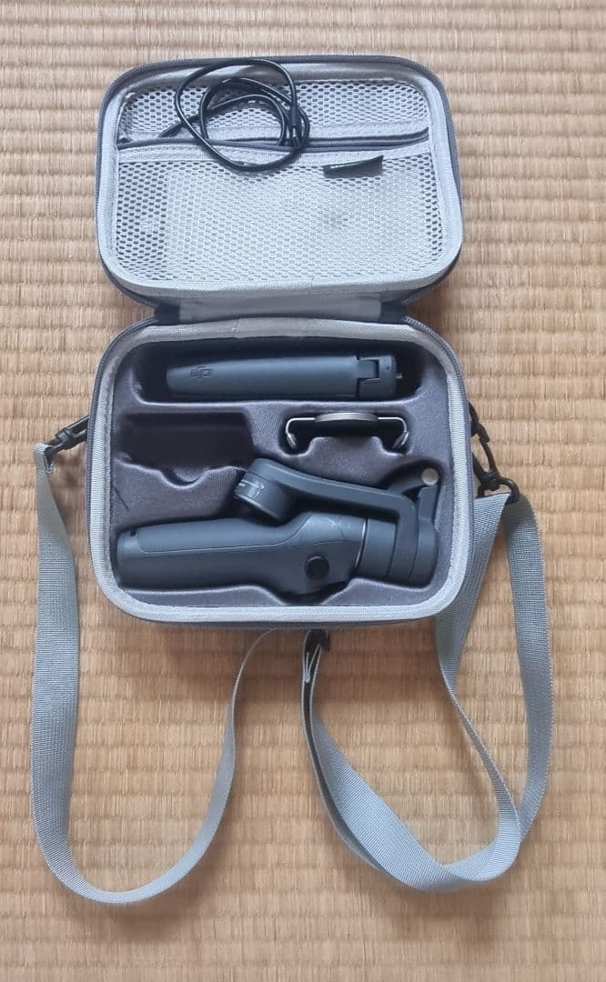 ジンバルスタビライザー（DJI OSMO MOBILE 6）です。