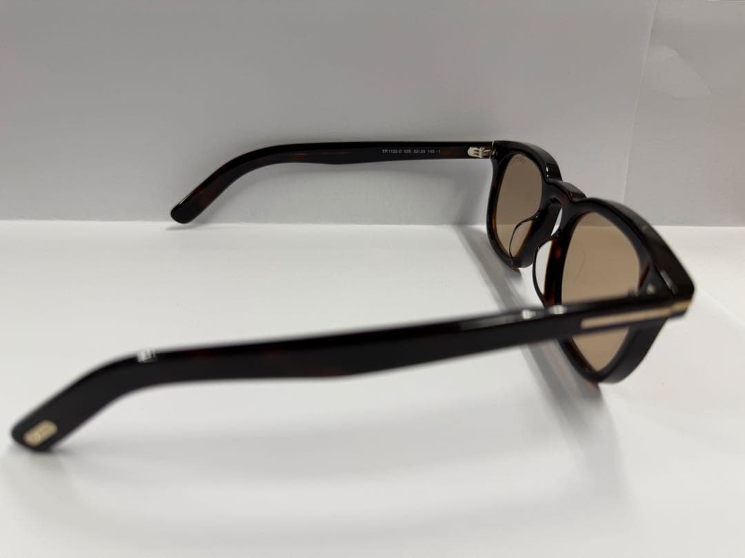 TOM FORD トムフォード サングラス　1122-D 52E