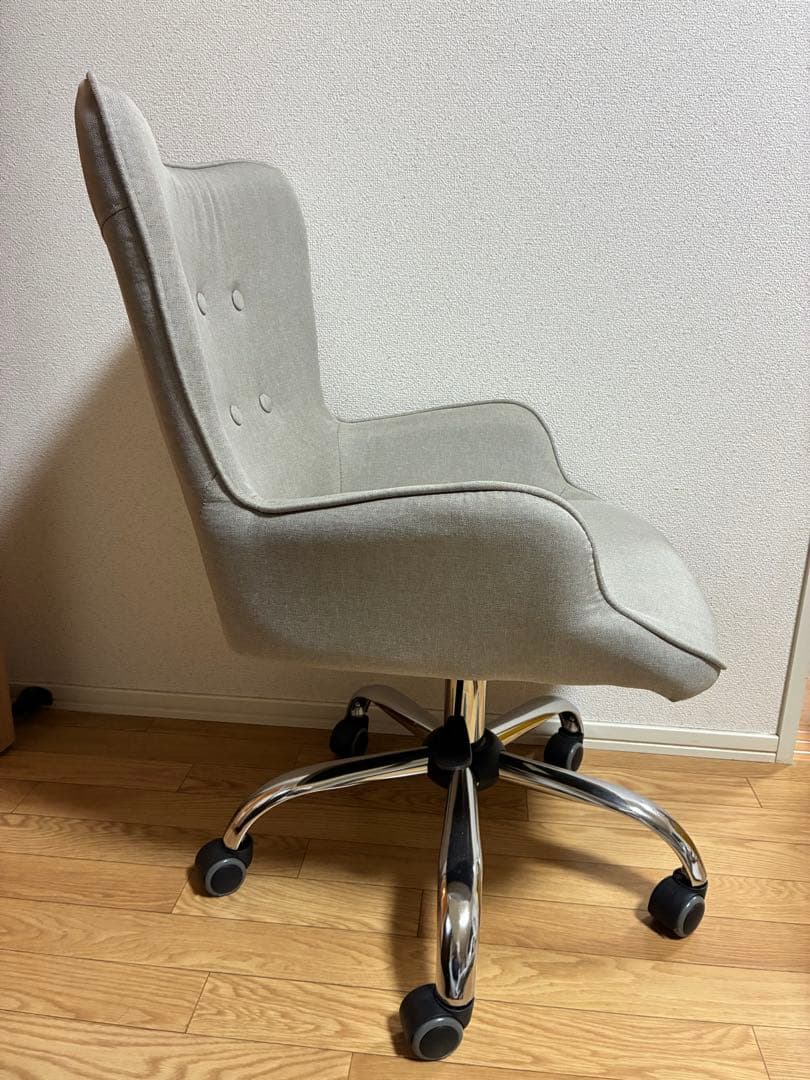 グレーのファブリックデスクチェア